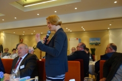 Ministerin Birgit Hesse beantwortet eine Frage.