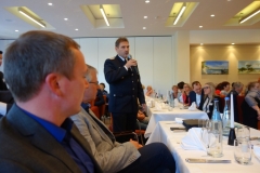 Ein leitender Vertreter der FFW Steffenshagen stellt Fragen an die Politiker des Landes M-V.